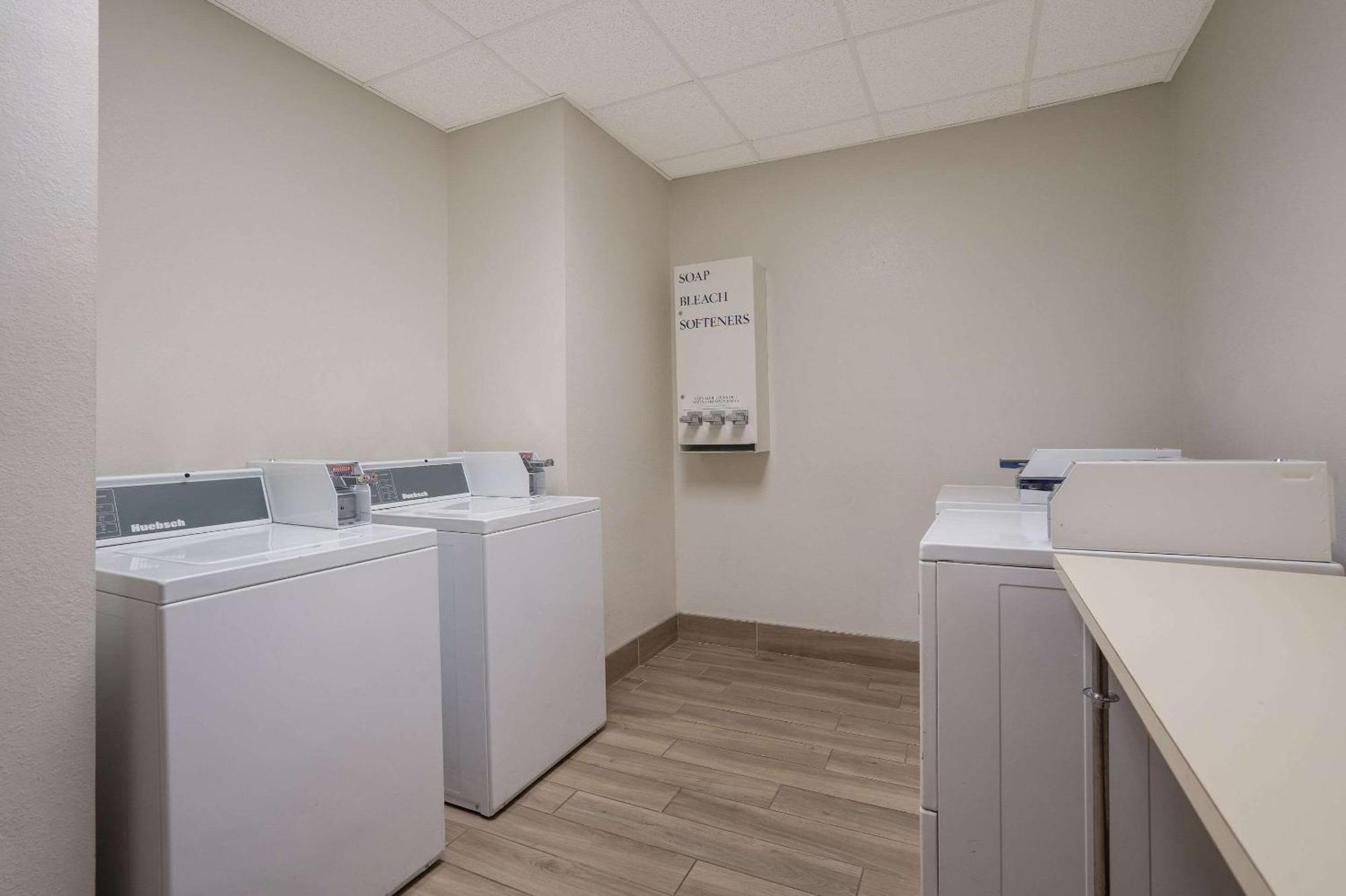 Mainstay Suites Wilmington - University Area Екстериор снимка