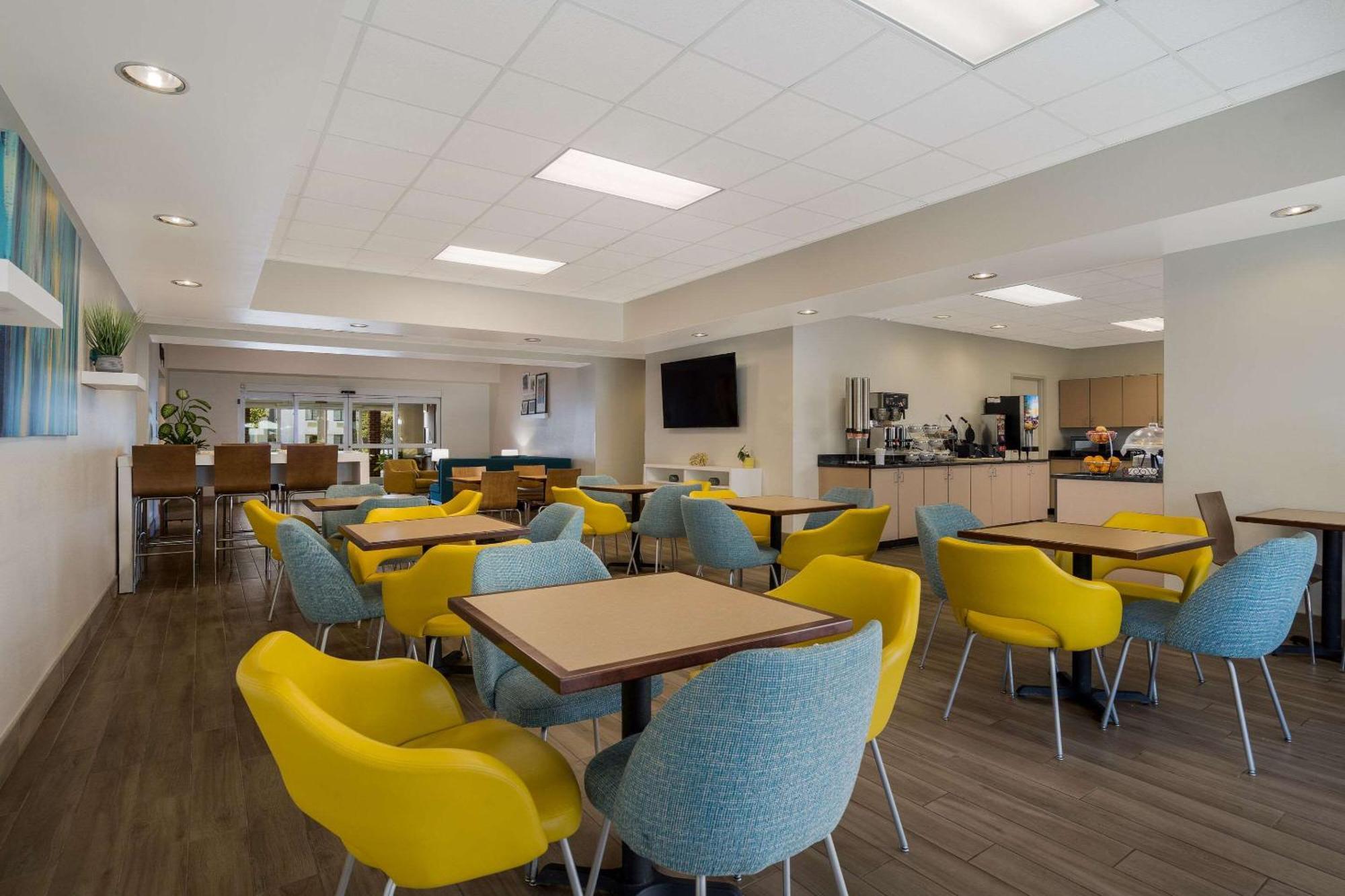 Mainstay Suites Wilmington - University Area Екстериор снимка